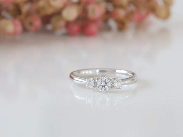 ３ピースのダイヤモンドが入ったプラチナの婚約指輪