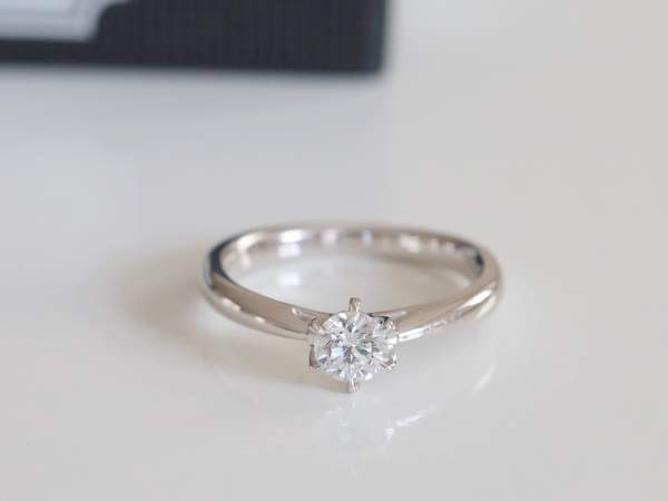 お好みのダイヤモンドと「Giglio」デザインでお作りした【婚約指輪】