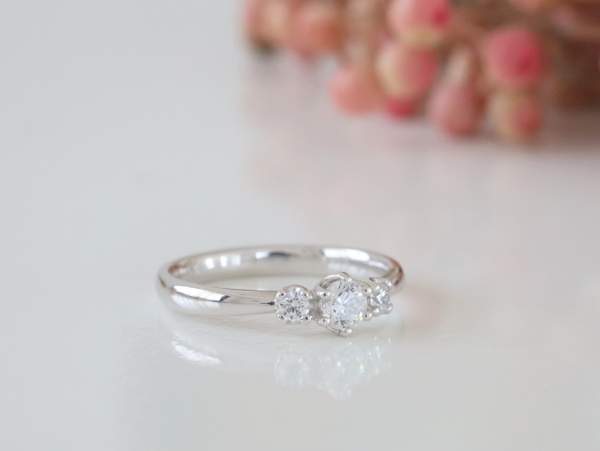 ダイヤモンドが３ピース石留されたプラチナの婚約指輪