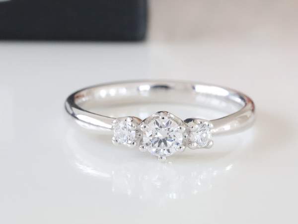 ３ピースのダイヤモンドが石留されたプラチナの婚約指輪
