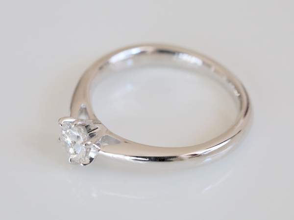 プラチナ素材でダイヤモンドが入ったソリテールの婚約指輪