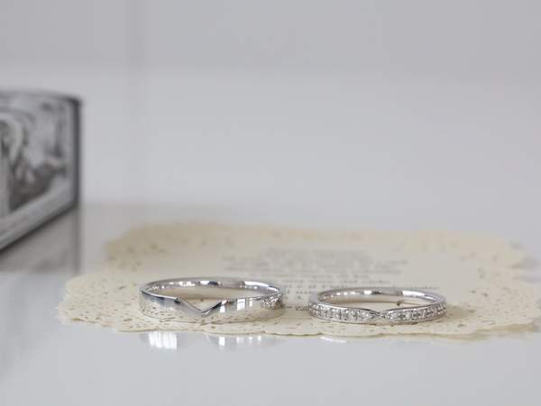 プラチナの結婚指輪セットで平打ちにVの切れ込みとリボンにメレーダイヤが入ったセット
