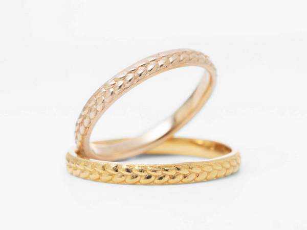 ゴールドとピンクゴールドの葉っぱが連なるデザインの結婚指輪