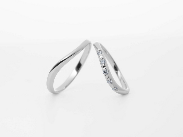 プラチナのS字ラインの結婚指輪の側面から見た画像