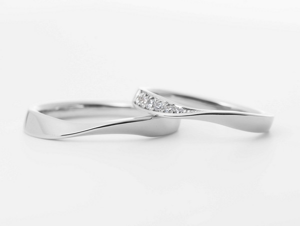 プラチナの結婚指輪で中央がねじってある形で女性の指輪にはダイヤモンドが石留めされている