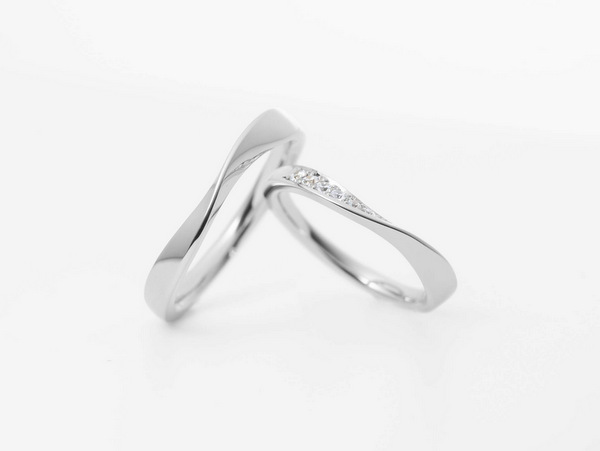 プラチナの結婚指輪で中心をねじったデザイン女性はダイヤモンドを石留した側面画像