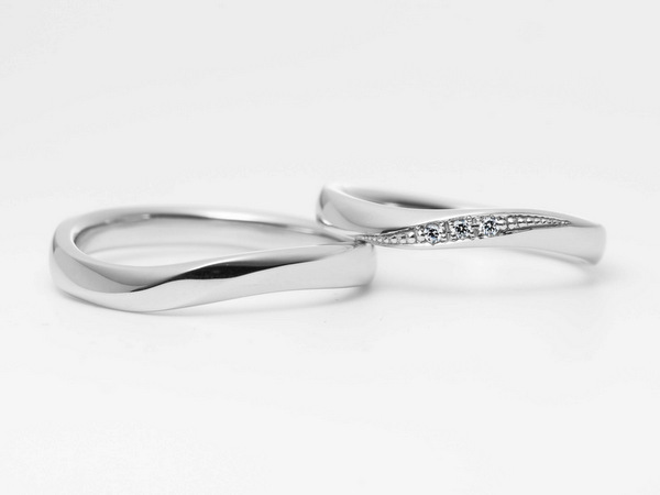 プラチナのS字ラインの中央に女性のみダイヤモンドを３ピース彫留めした指輪