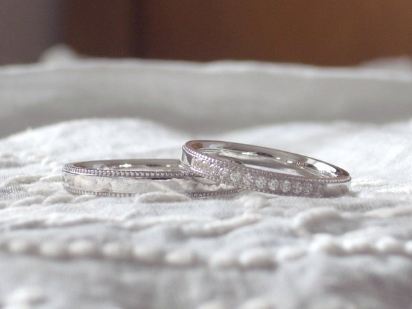 ダイヤモンドにミルグレインの結婚指輪のセット