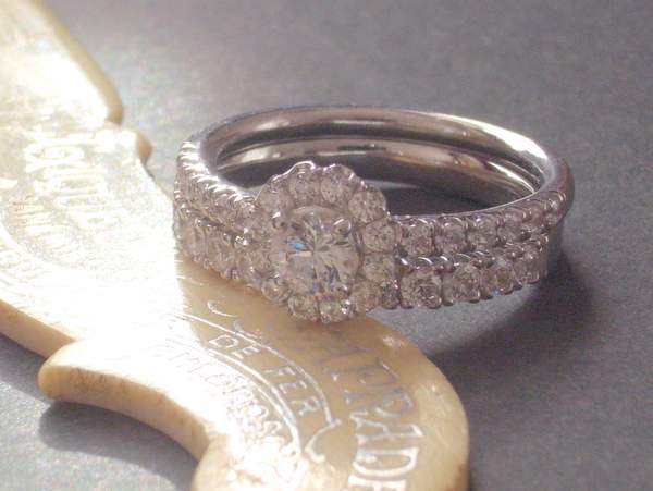 ダイヤモンドの入った婚約指輪とメレーダイヤが石留された結婚指輪のセット