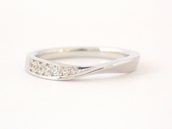 プラチナにダイヤが入ったルーチェという結婚指輪