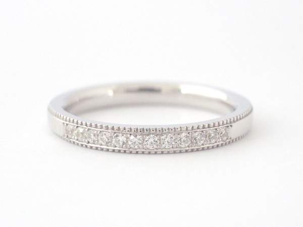 ミルグレインにメレ―ダイヤモンド12ピースが彫留めされたプラチナの結婚指輪