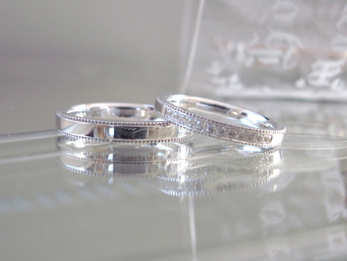 粒を意味するミルグレインを施したプラチナの結婚指輪