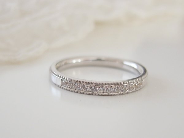 ミルグレインに12ピースダイヤモンドを石留したプラチナの結婚指輪