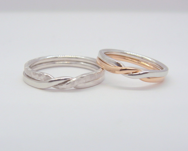 ピンクゴールドとプラチナ・プラチナの鏡面と槌目の結婚指輪