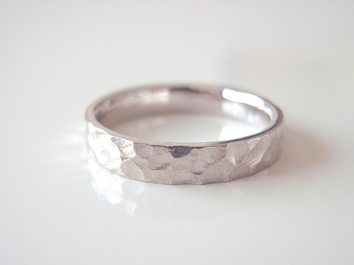 槌目という模様のあるプラチナの結婚指輪