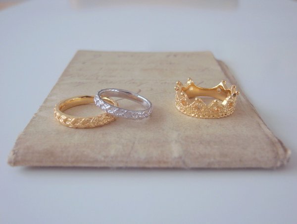 金とプラチナの結婚指輪と金のファッションリング