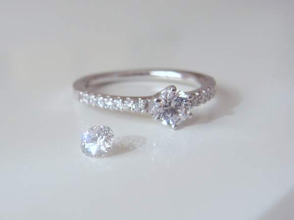 お持ちのダイヤモンドで、婚約指輪のオーダーメイド可能...