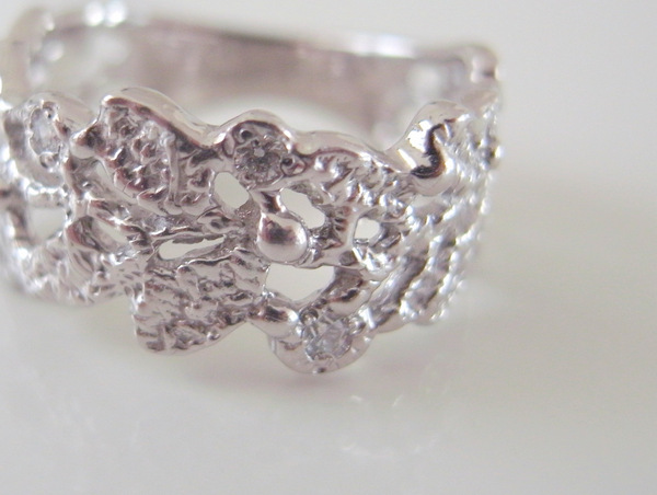 月桂樹デザインの指輪のダイヤモンドのアップ