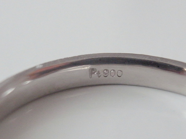 Pt900の刻印が入った結婚指輪