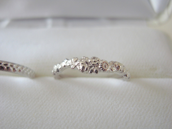 プラチナのお花デザインの結婚指輪「コロッラ」