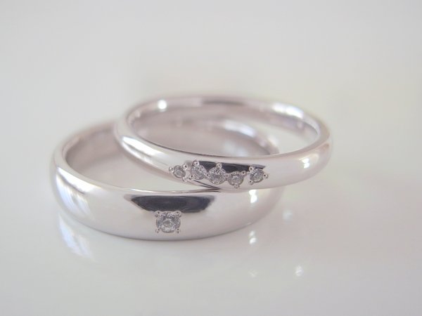 プラチナの甲丸リングにメレ―ダイヤモンドが男性1ピース女性5ピース石留された結婚指輪