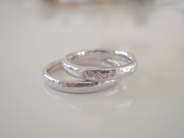 槌目の結婚指輪に、女性はダイヤモンドでアクセント