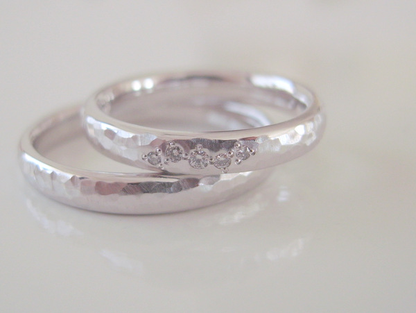 プラチナに槌目にダイヤモンドが入った結婚指輪のアップ