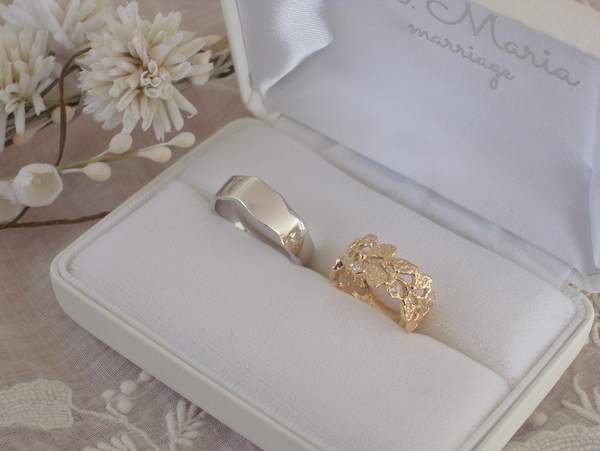 リングケースに入ったプラチナとゴールドの結婚指輪