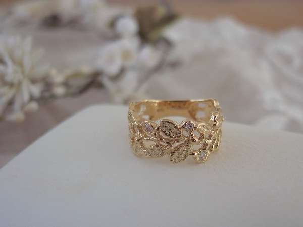 １８金の月桂樹のデザインの結婚指輪
