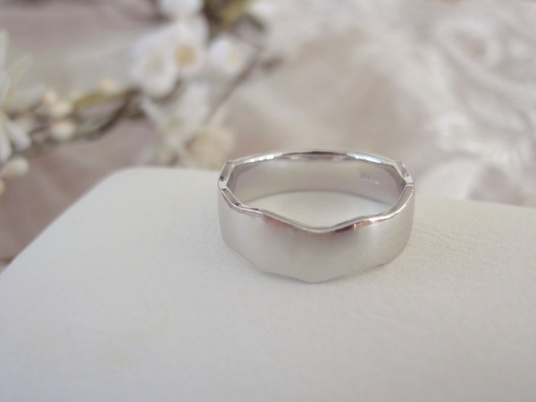 シンプルなプラチナの月桂樹の結婚指輪