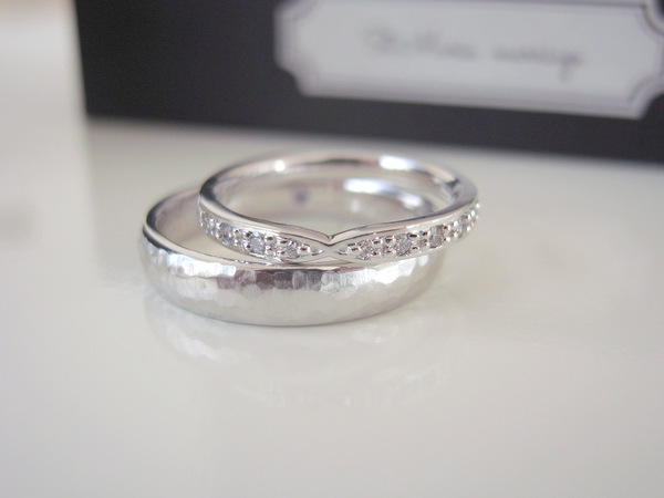 プラチナの槌目の甲丸リングとダイヤモンドの入ったリボンの形の結婚指輪