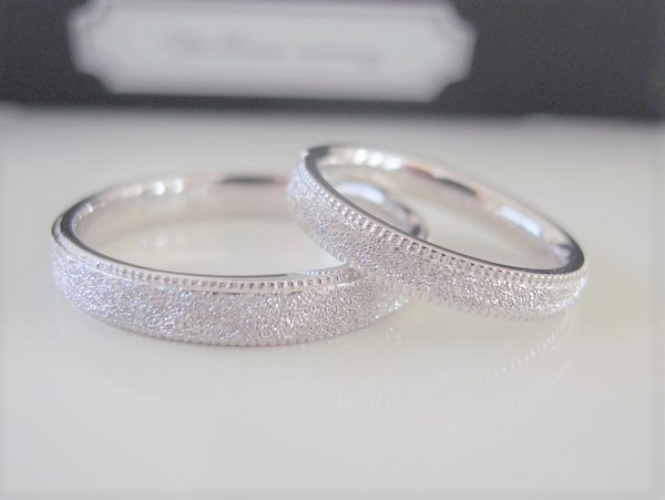 ミルグレインにスターダストを施したプラチナの結婚指輪