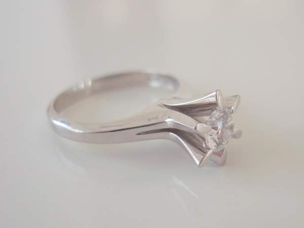 ダイヤモンドが石留された古い立爪の婚約指輪