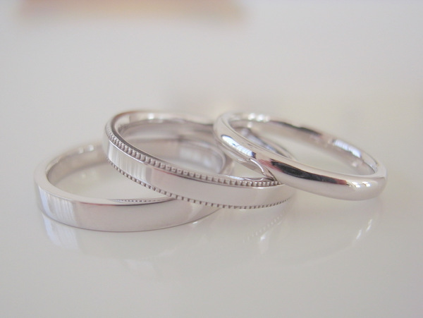 ストレートラインの結婚指輪３本が重なっている