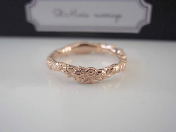 １８金ピンクゴールドの花冠デザインの指輪