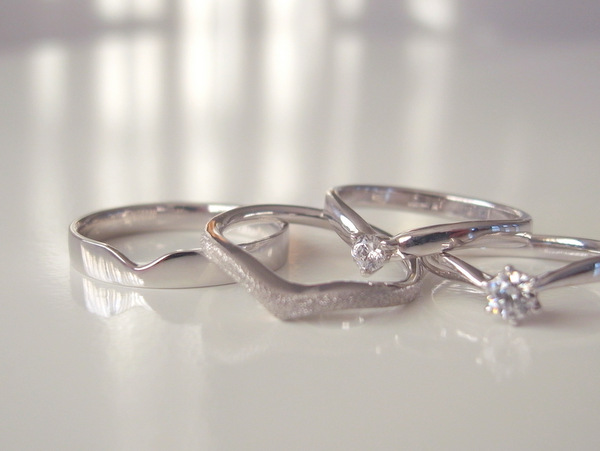 プラチナのV字の結婚指輪と婚約指輪
