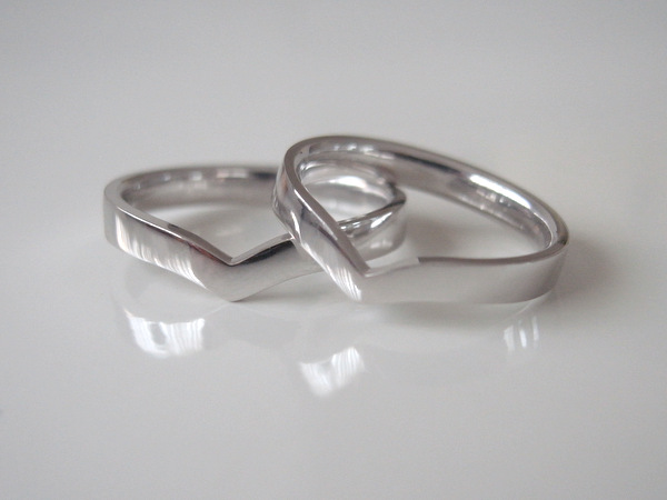シャープなV字の結婚指輪