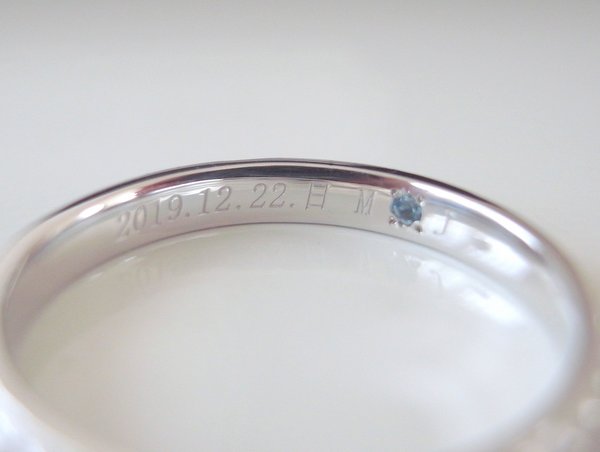 レーザー刻印で日付とイニシャルと誕生石の結婚指輪