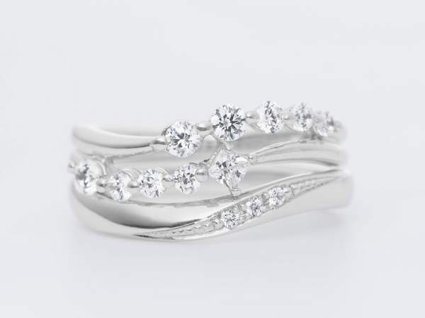 プラチナのS字の結婚指輪とダイヤモンドが入ったS字の婚約指輪