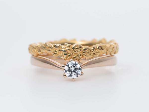 ピンクゴールドの婚約指輪とゴールドの結婚指輪の重ねづけ