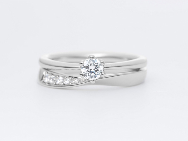 プラチナのダイヤ付き結婚指輪と婚約指輪のセット