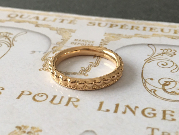 １８金の王冠のようなデザインの結婚指輪