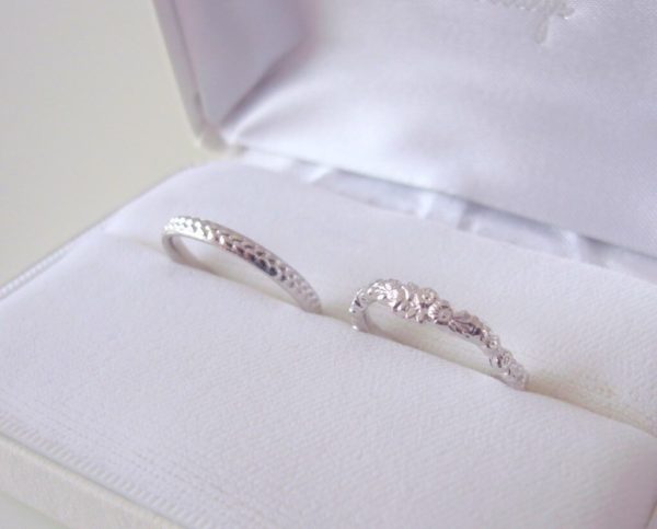 プラチナで作られた月桂樹の結婚指輪と花冠の結婚指輪