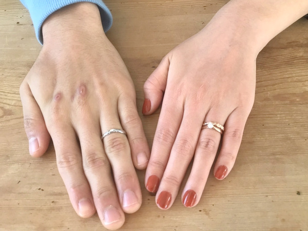 結婚指輪と婚約指輪をはめたカップルの手