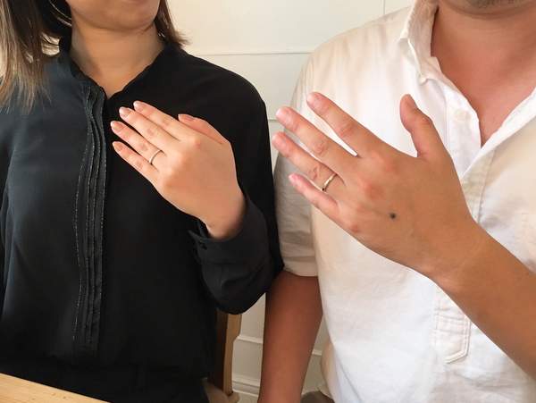 結婚指輪をはめた男性女性の手