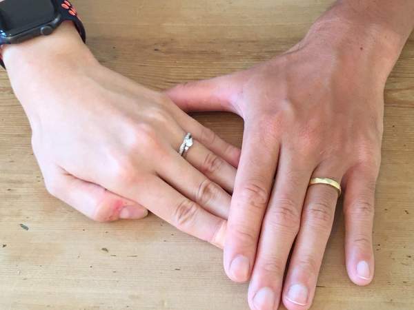 結婚指輪をはめた男性女性の手