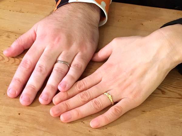 結婚指輪を着けた男女の手
