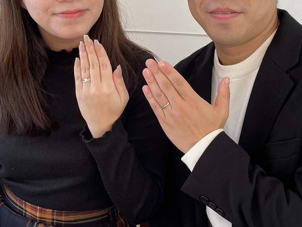 婚約指輪・結婚指輪をはめたカップルの手元