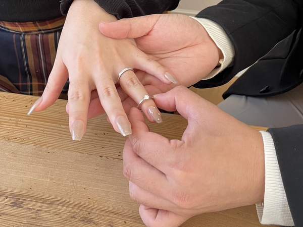 結婚指輪と婚約指輪を女性にはめる男性