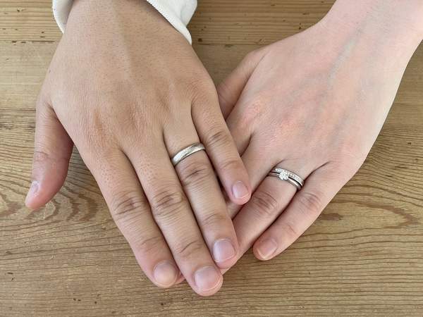 結婚指輪と婚約指輪をはめたカップルの手